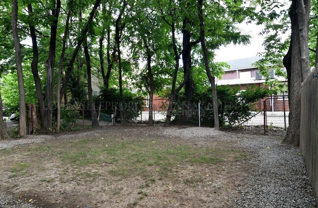 Building Photo - 319 W Lee St