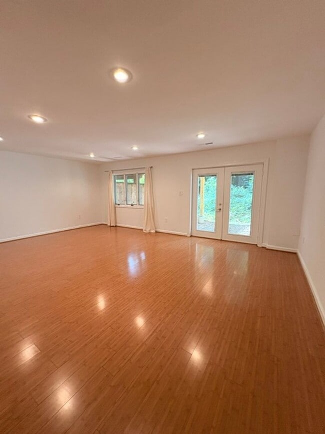 Building Photo - 2071 Golf Course Dr