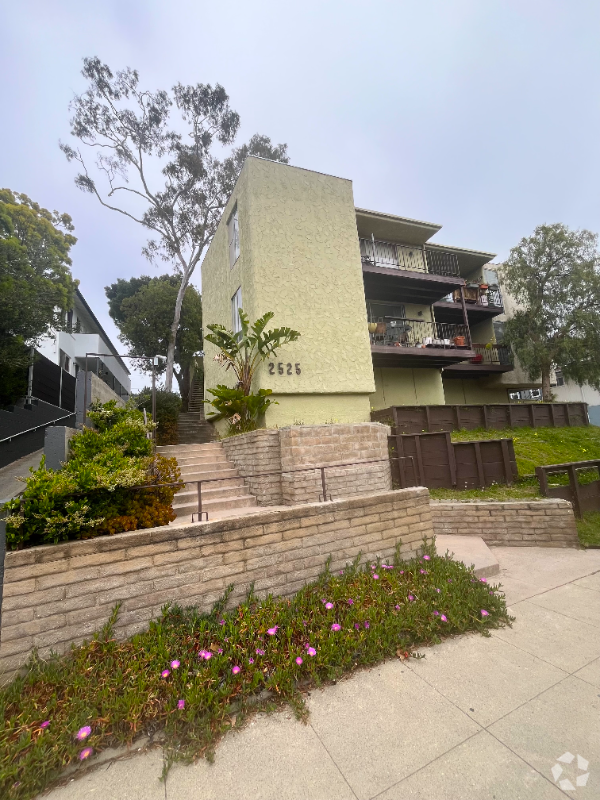 Building Photo - 2525 Beverley Ave