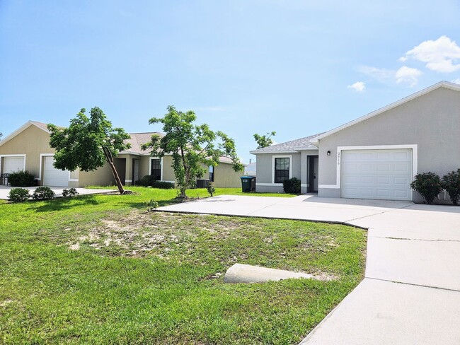 Building Photo - Like New  3 bedroom, 2bath 1 car garage