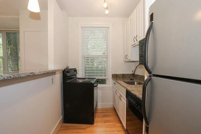 Building Photo - Wonderful Two Bed + Den West End Abode! Parking Available!