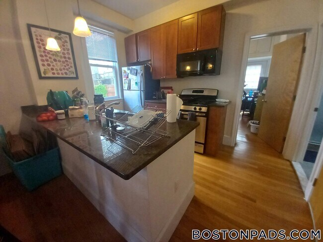 Building Photo - 38 Newton St