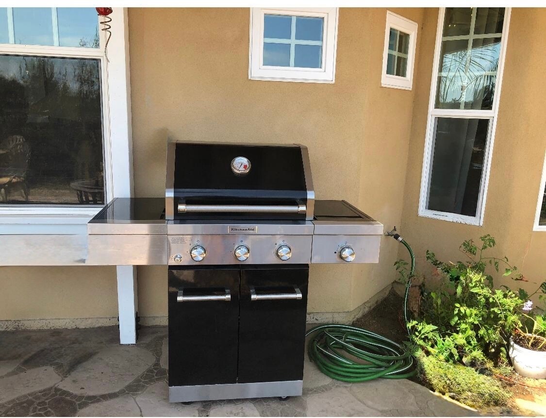 Gas Barbecue (line connected, no propane needed) - 1507 San Jose St
