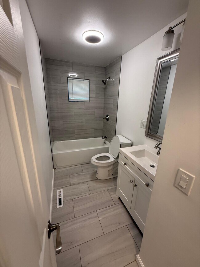 Building Photo - 904 Ridge Dr