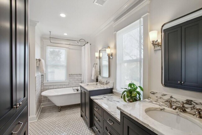 Building Photo - 788 Lake Ave NE