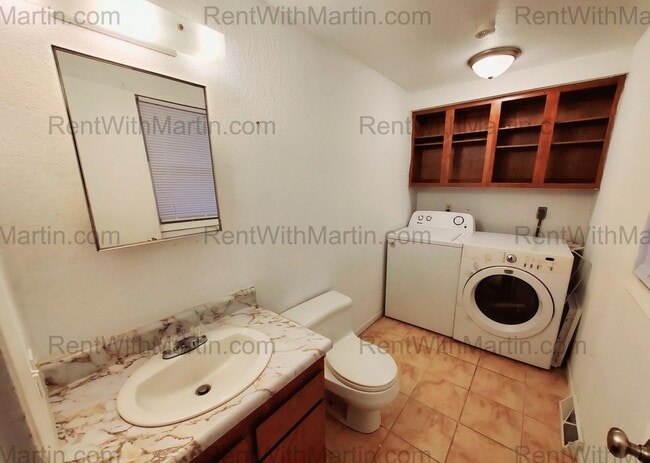 Building Photo - 3 Bedroom, 2 Bath & Main floor laundry- 6th St in Oelwein Iowa!