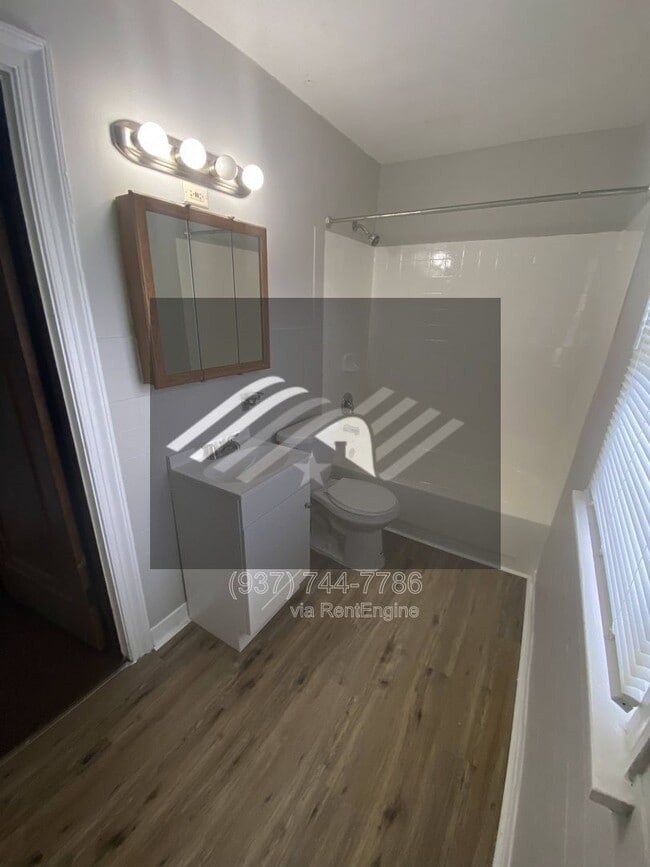 Building Photo - 500 W Parkwood Dr