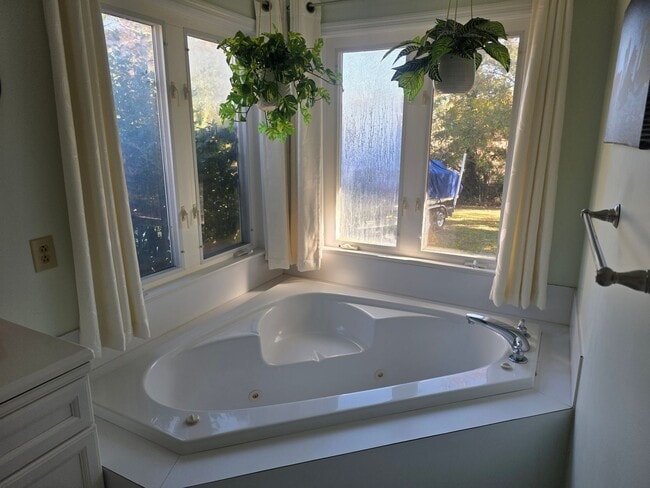 Building Photo - Beautiful 3 bedroom, 2 bath house with one...