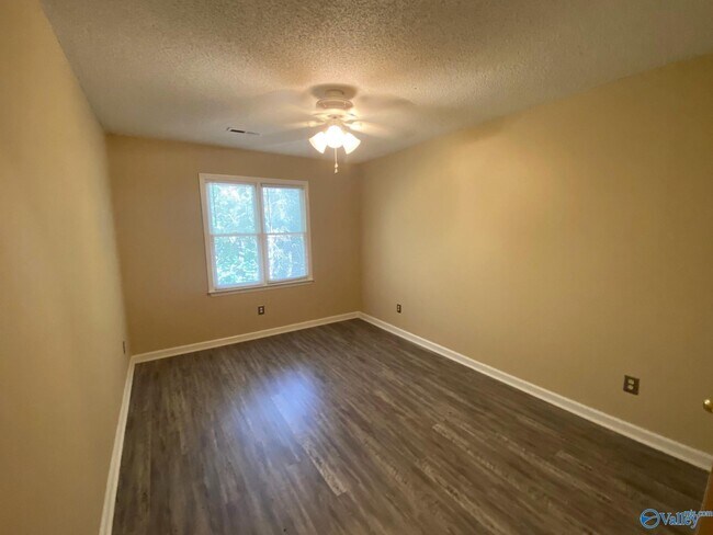 Building Photo - 523 Farmingdale Rd SE