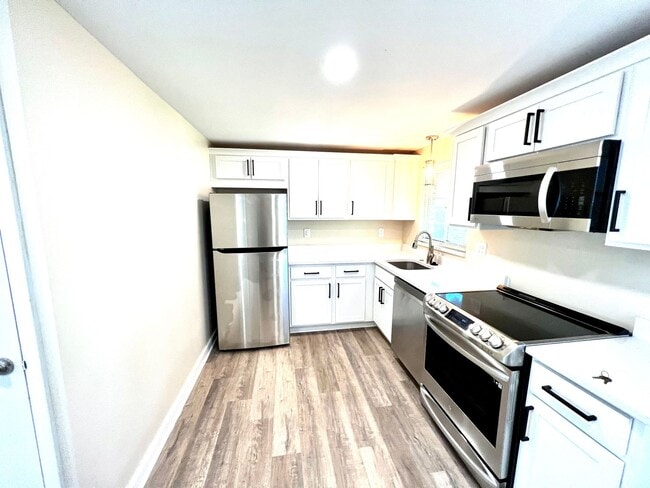 Building Photo - Fantastically updated three bedroom two bath house in the heart of Dormont