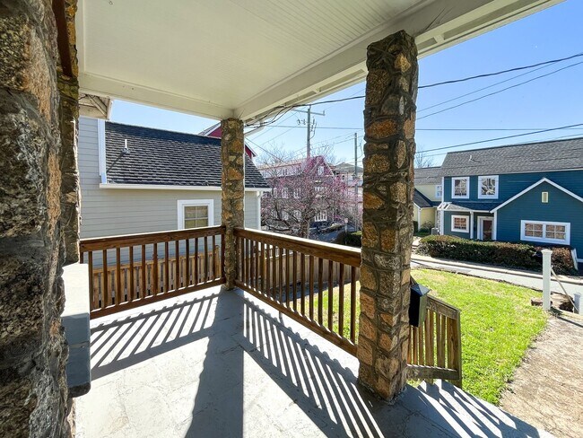 Building Photo - Charming 3BD/1BA Home In Unbeatable Location