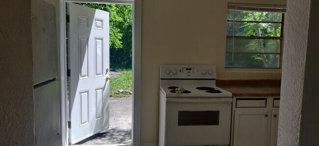 Building Photo - 2 bedroom 1 bath