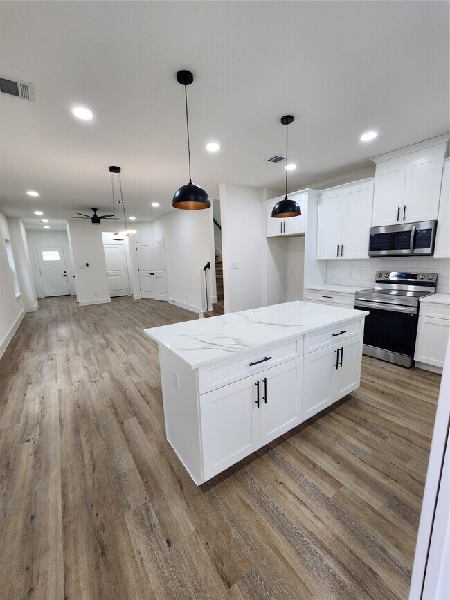 Building Photo - 650 Everett St