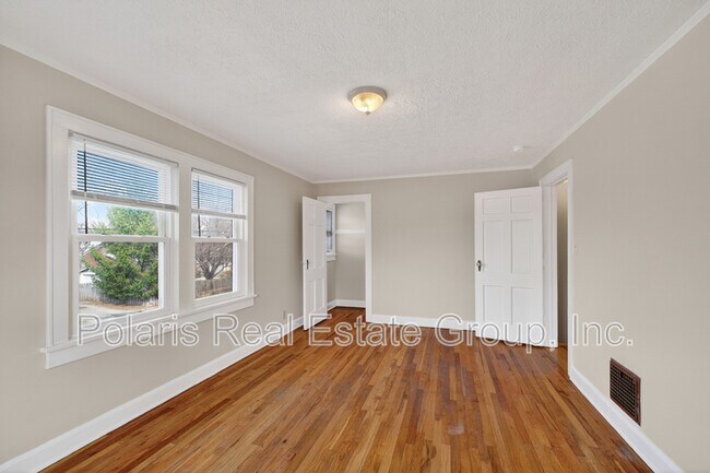 Building Photo - 715 E 60th St