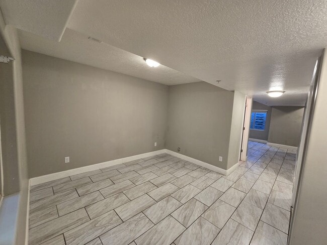 Building Photo - Pet Friendly 3 bedroom townhouse