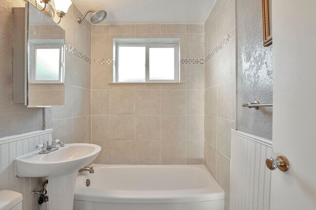 Building Photo - Adorable 2bedroom 1 bathroom Apartment