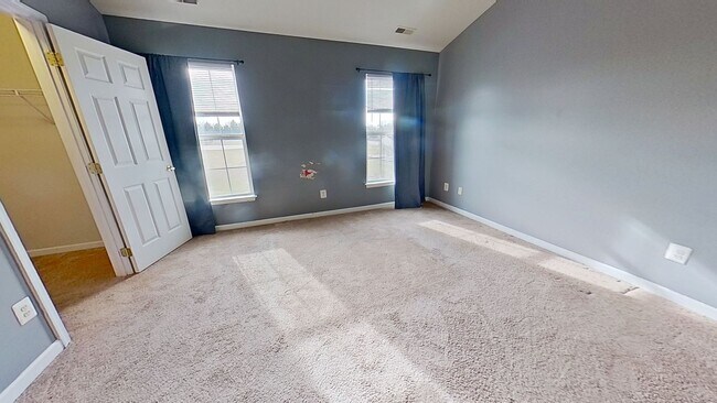 Building Photo - Spacious Townhouse