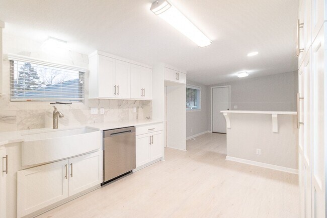 Building Photo - Gorgeous fully updated 3 bed 3 bath near KU Campus!