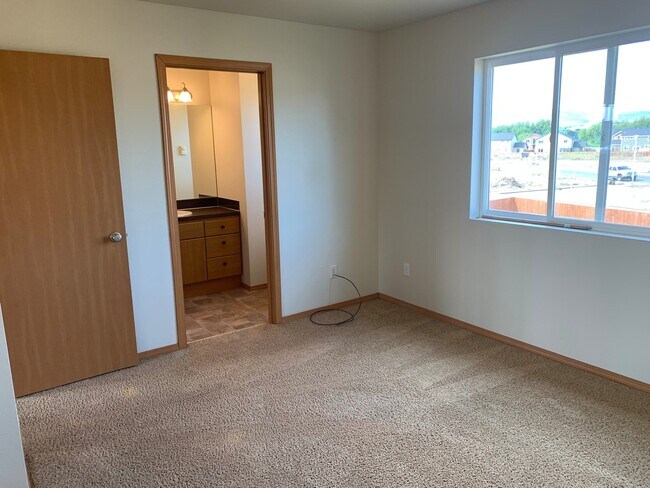 Building Photo - Large Home for Rent in Currier Creek
