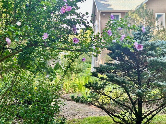 Building Photo - 3 1st Pl