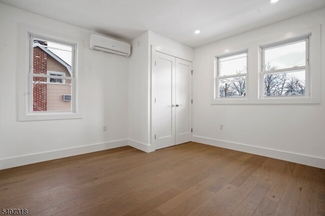 Building Photo - 554 Hort St