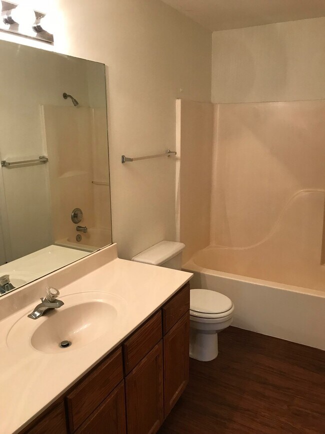 Building Photo - 1704-1706-1706 Juniper Dr