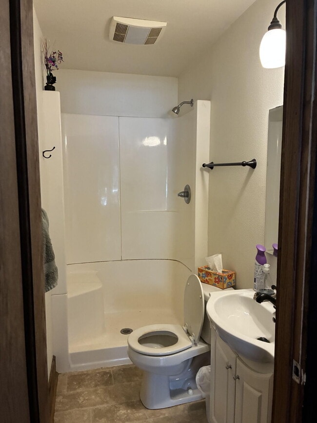 Building Photo - 4 Bedroom, 2 Bathroom Home With Views of Downtown & Fenced In Yard