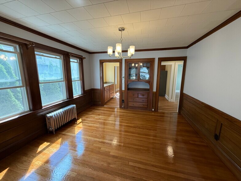 Building Photo - 372 School St