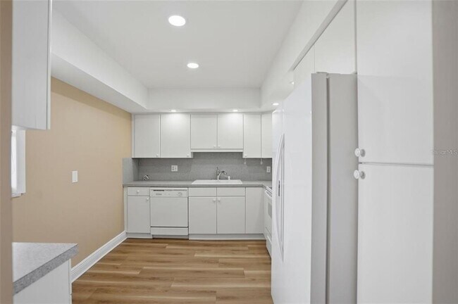 Building Photo - 5108 Brittany Dr S