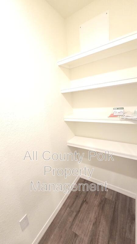 Building Photo - 915 Ariana St