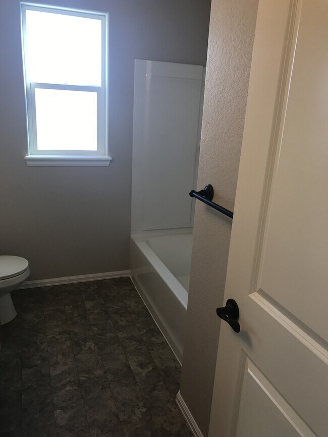 Building Photo - Nice house, 4 bedroom with Mountain Views in Windsor!