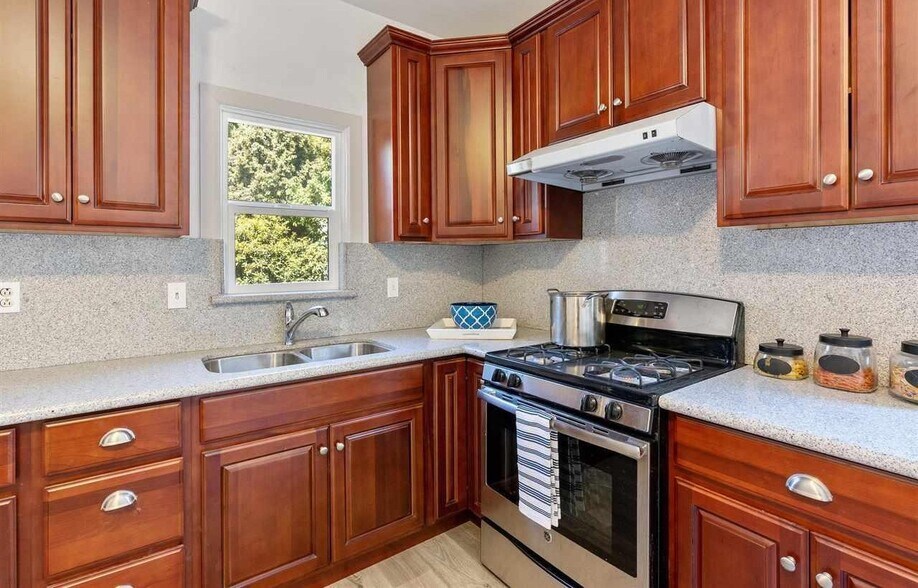 Building Photo - 4076 Santa Rita St