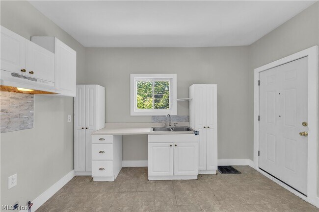 Building Photo - 4314 Archwood Ave