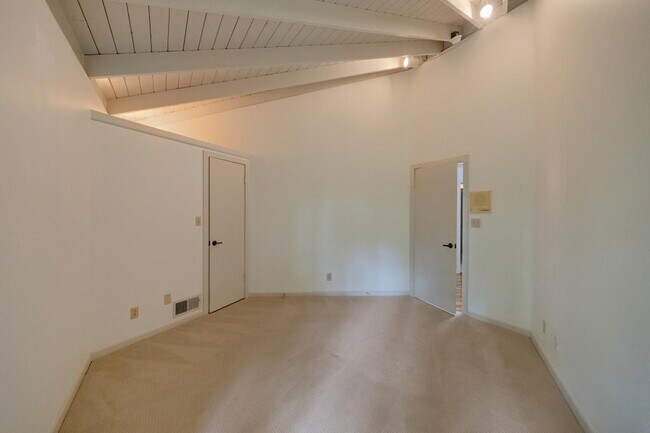 Building Photo - 130 Huntcliff Point NE