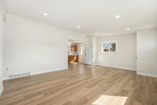 Building Photo - Spacious 6-Bed 3-Bath Home in Federal Heig...