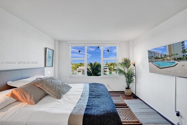 Building Photo - 5600 Collins Ave