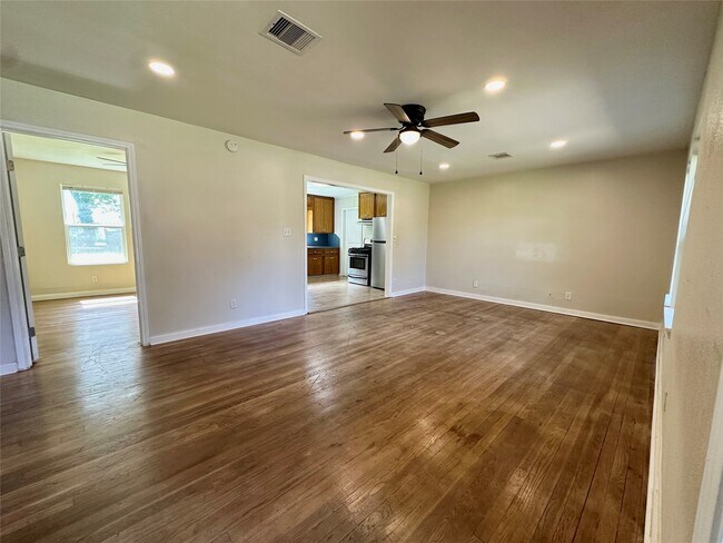 Building Photo - 6 E Southlawn Ave