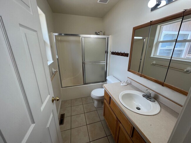 Building Photo - NE Bend 3 Bed/2 Bath Single Family Home - ...