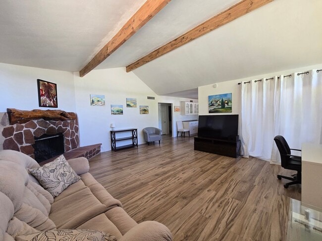 Building Photo - Furnished, 1-year long-term rental