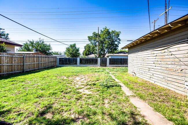 Building Photo - Pre-lease! Spacious 2 Bedroom with an extra room near Medical and TTU