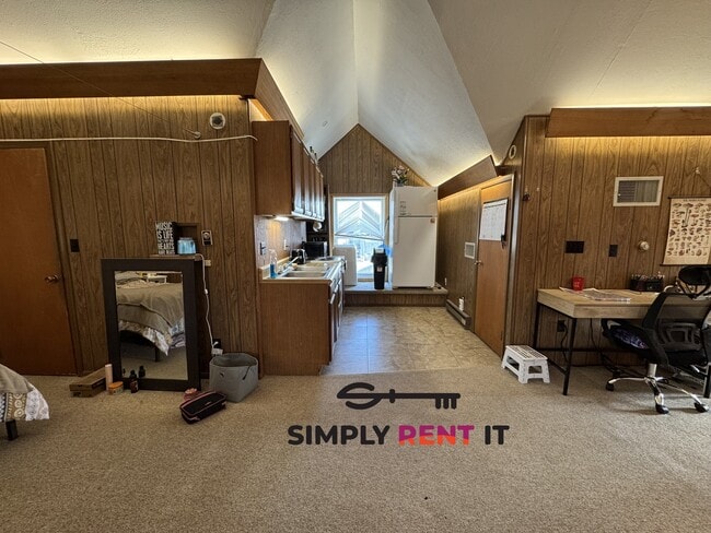 Building Photo - Upper Level Studio Near Campus, Free Parki...