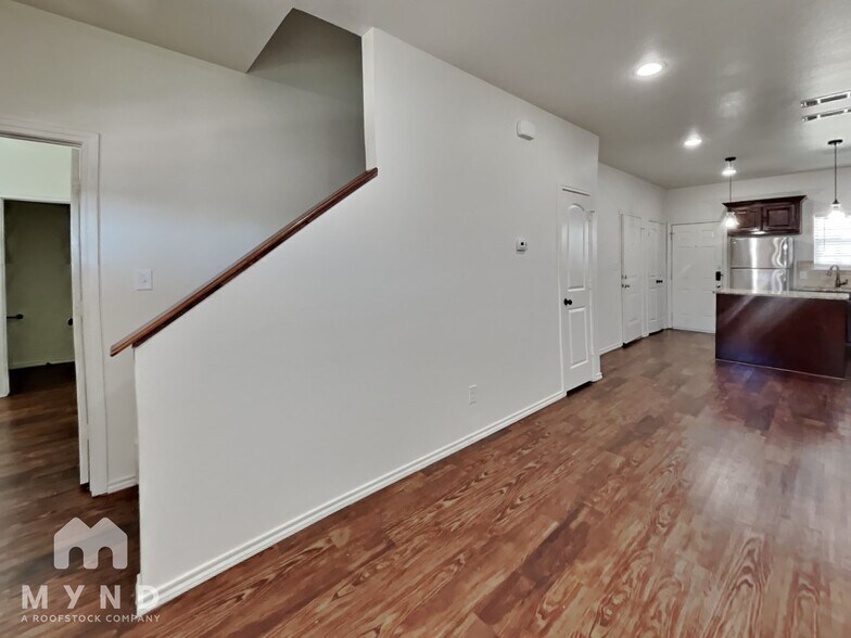 Building Photo - 606 Picnic Ct