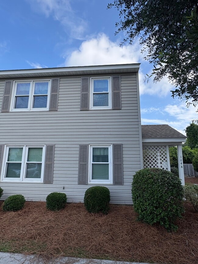 Building Photo - 104 Lullwater Dr
