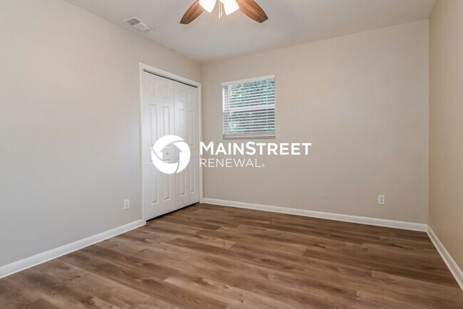 Building Photo - 3 Bedroom Pet-Friendly Home in Jacksonville, FL with Main Street Renewal
