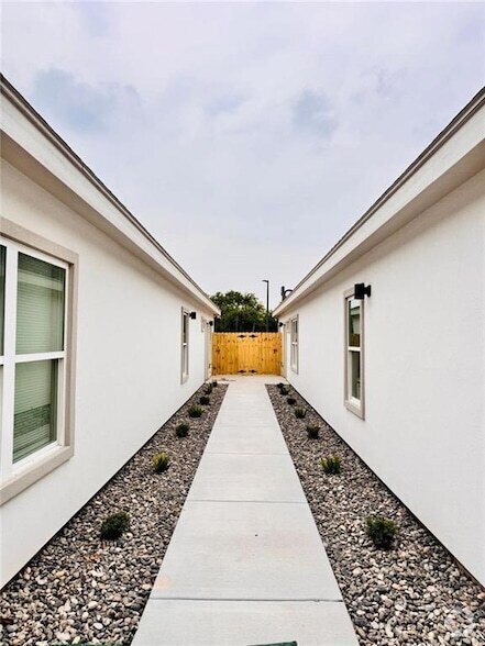 Building Photo - 740 N Alamo Rd
