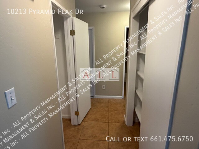 Building Photo - 10213 Pyramid Peak Dr