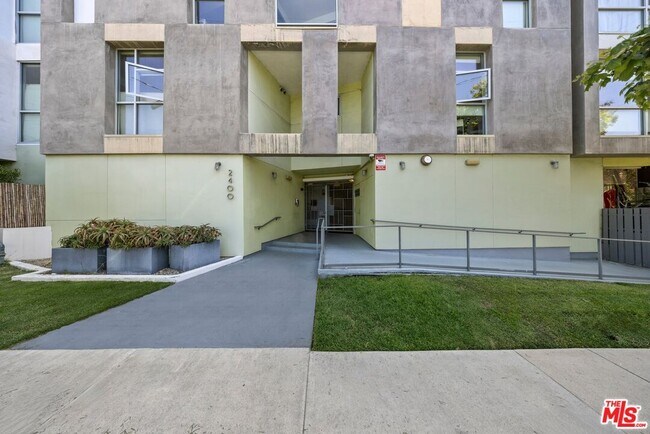 Building Photo - 2400 Corinth Ave