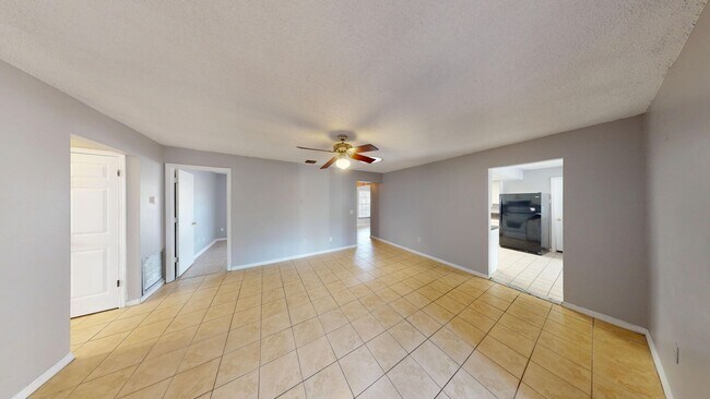Building Photo - 3 Bed / 2 Bath Home In Deltona Available NOW!!