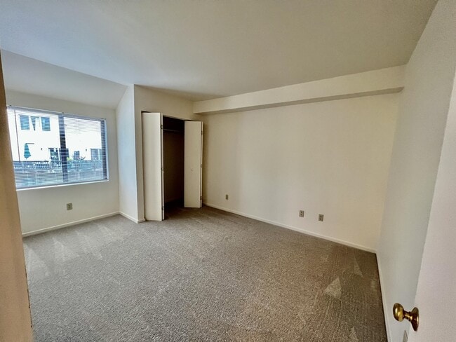 Building Photo - 1002 Linden Ave