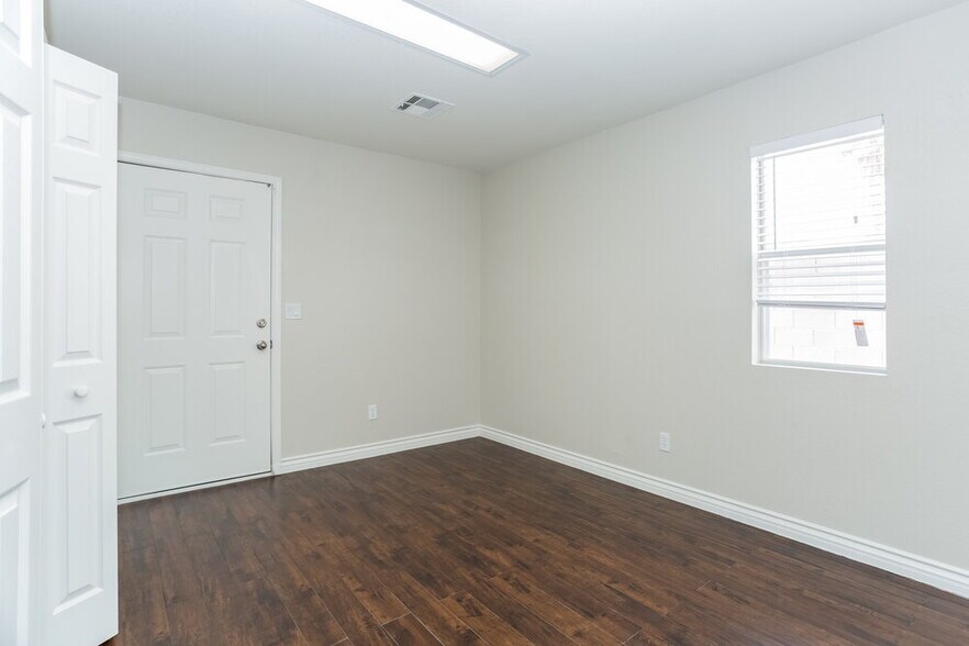 Building Photo - 4565 Savin Cir